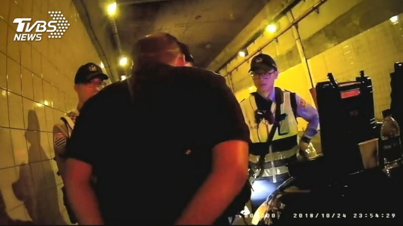 離婚風波擴大！柯以柔老公開車「飄出濃濃X味」強辯被拆穿 　她隔天「嘲諷回應」網讚超霸氣