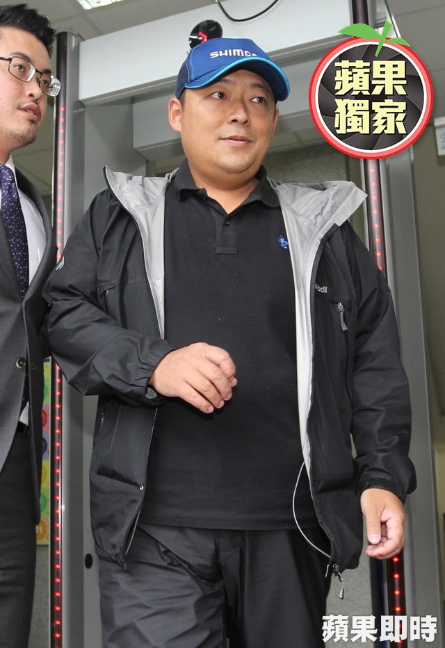 離婚風波擴大！柯以柔老公開車「飄出濃濃X味」強辯被拆穿 　她隔天「嘲諷回應」網讚超霸氣