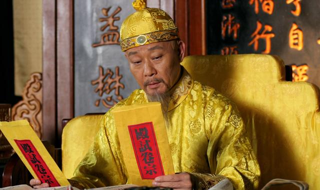 乾隆上聯出5個字，一考生對不上掉頭就走，乾隆大笑：別走，狀元是你的了！
