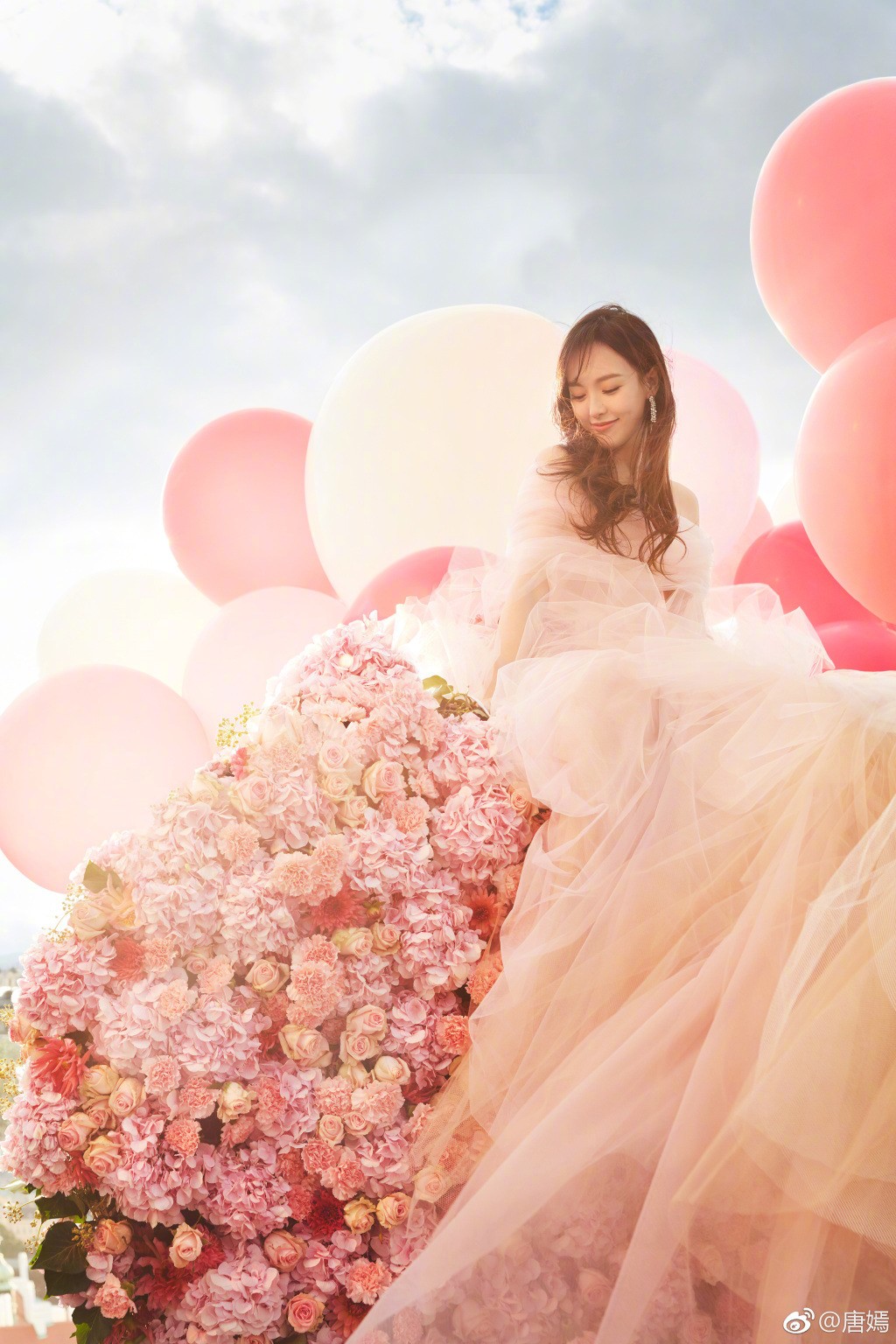 唐嫣絕美婚紗「開滿1206朵玫瑰」就是要當公主❤ 大秀美背「浪漫小心機」太幸福啦