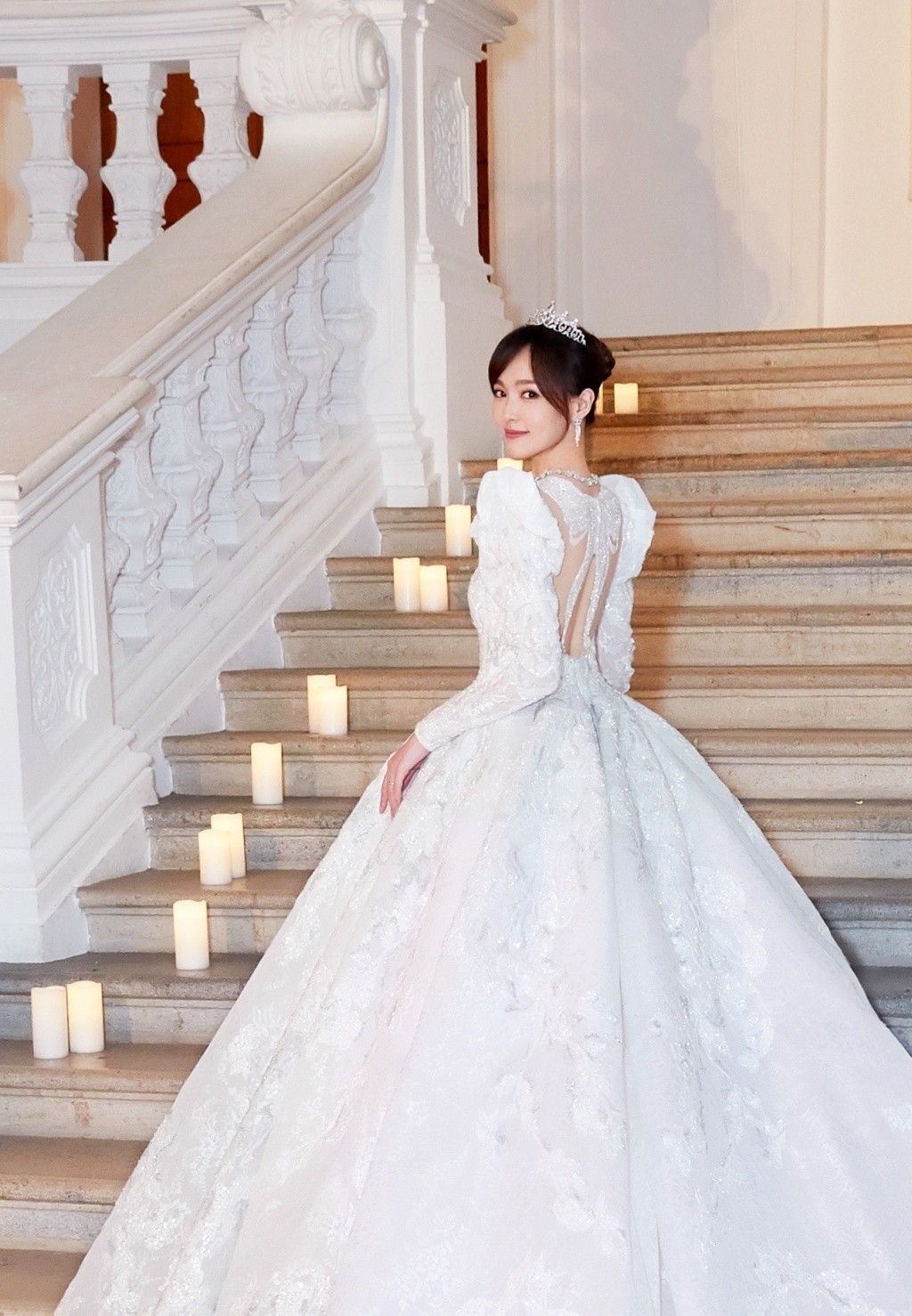 唐嫣絕美婚紗「開滿1206朵玫瑰」就是要當公主❤ 大秀美背「浪漫小心機」太幸福啦