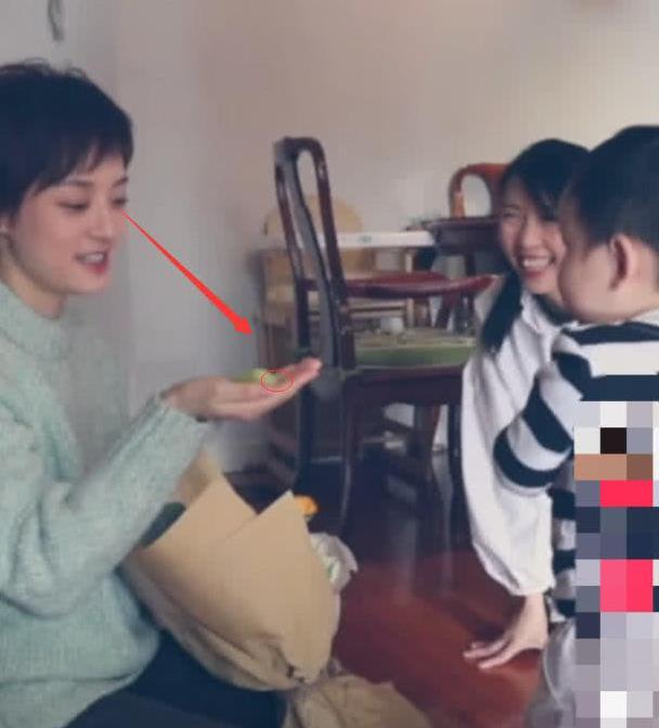 6字看出孫儷人品！農村小孩給她「掉過地上」的零食　娘娘毫不猶豫…難怪這麼紅