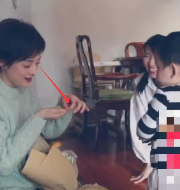 6字看出孫儷人品！農村小孩給她「掉過地上」的零食　娘娘毫不猶豫…難怪這麼紅