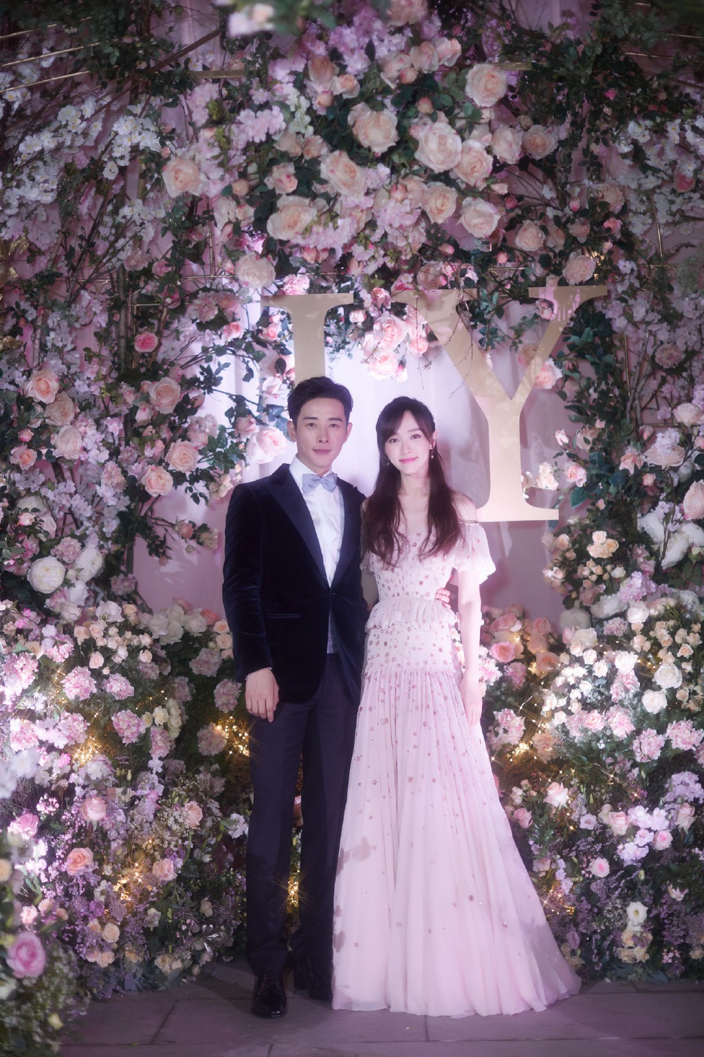 唐嫣絕美婚紗「開滿1206朵玫瑰」就是要當公主❤ 大秀美背「浪漫小心機」太幸福啦