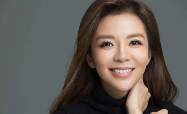 剛畢業就成知名電視台主持人！不顧家人反對嫁給窮小子　如今丈夫成影帝