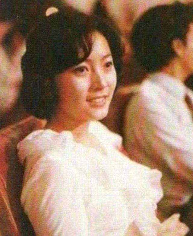 剛畢業就成知名電視台主持人！不顧家人反對嫁給窮小子　如今丈夫成影帝