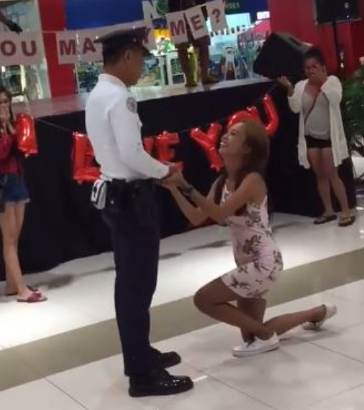 我已認定你！女友「單膝下跪求婚」保全男友眼淚狂流  影片一發出130萬網友感動呼喊：還不趕快娶