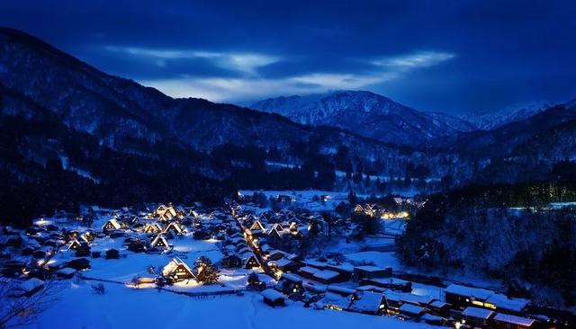 冬天旅遊勝地！日本最美鄉村「合掌村」此生必去  114棟茅草房「夜晚點燈雪景」美翻：彷彿走進童話中