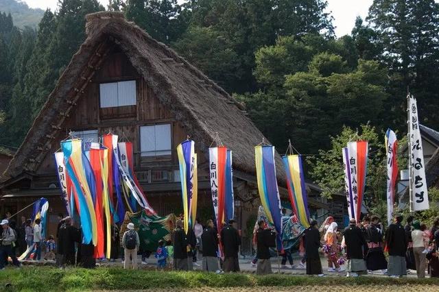 冬天旅遊勝地！日本最美鄉村「合掌村」此生必去  114棟茅草房「夜晚點燈雪景」美翻：彷彿走進童話中