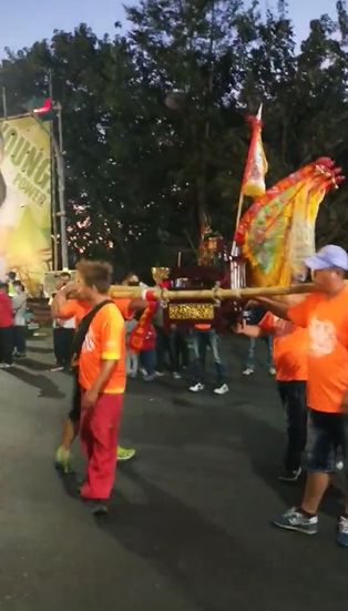 小朋友的守護神！遇阿公牽孫女求加持 三太子轎班「特地蹲下」卻往後慘摔：值得啦