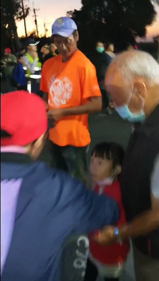 小朋友的守護神！遇阿公牽孫女求加持 三太子轎班「特地蹲下」卻往後慘摔：值得啦