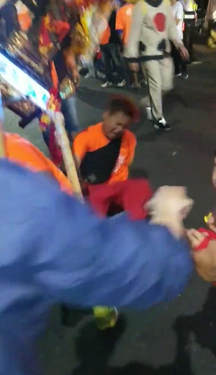 小朋友的守護神！遇阿公牽孫女求加持 三太子轎班「特地蹲下」卻往後慘摔：值得啦