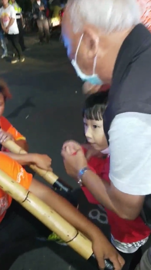 小朋友的守護神！遇阿公牽孫女求加持 三太子轎班「特地蹲下」卻往後慘摔：值得啦