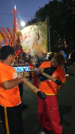 小朋友的守護神！遇阿公牽孫女求加持 三太子轎班「特地蹲下」卻往後慘摔：值得啦