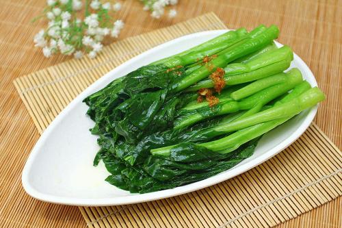 不管炒什麼青菜，下鍋前只要多加「這1步」，青菜不但不變黑，吃著還特別嫩！