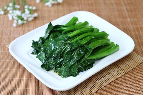 不管炒什麼青菜，下鍋前只要多加「這1步」，青菜不但不變黑，吃著還特別嫩！