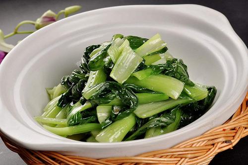 不管炒什麼青菜，下鍋前只要多加「這1步」，青菜不但不變黑，吃著還特別嫩！