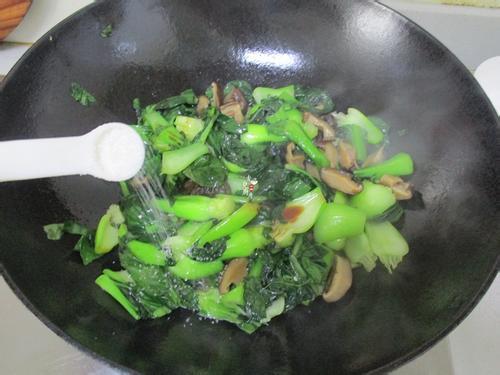 不管炒什麼青菜，下鍋前只要多加「這1步」，青菜不但不變黑，吃著還特別嫩！
