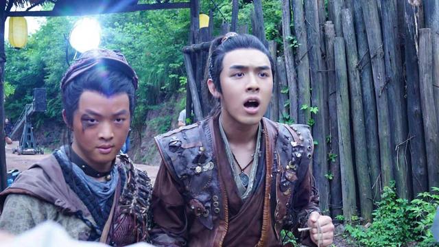 他因「長相醜陋」被親媽嫌棄，卻被星爺挖掘後一舉成名，今18歲成功逆襲！