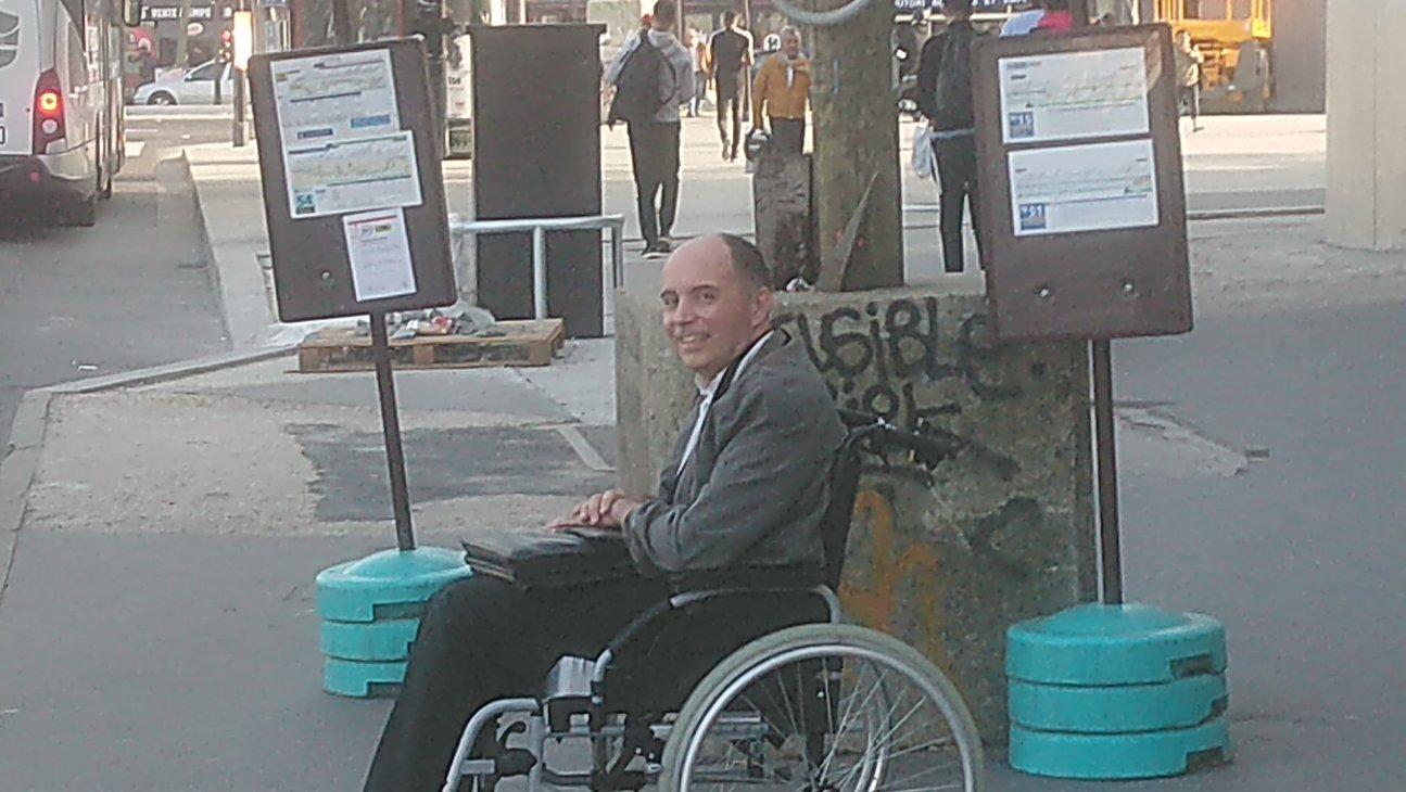 身障男上車沒人讓位！ 司機霸氣喊「終點站到了」清空全車只載他 公司力挺：見義勇為不懲處