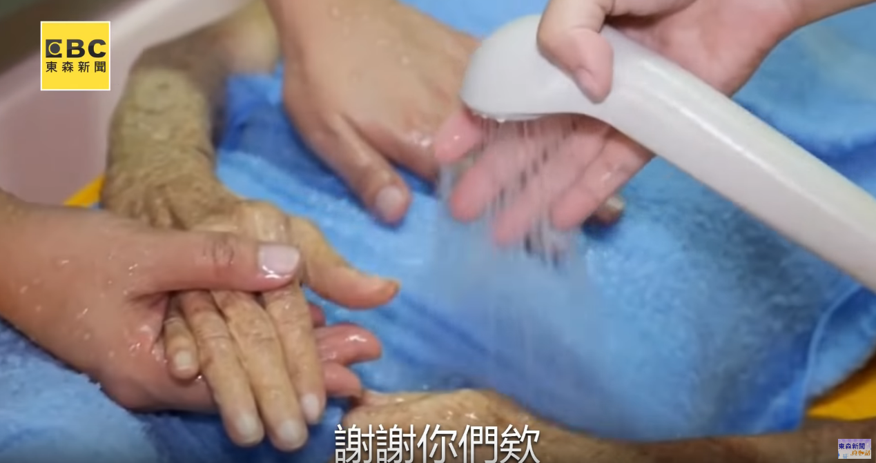 不覺得我很臭嗎？ 96歲嬤千日沒洗澡遭拒載！「到宅沐浴」助重拾尊嚴：為你們活到百歲