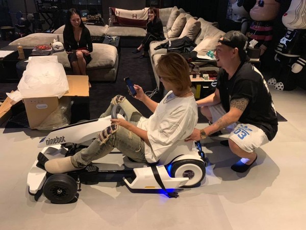 羅志祥豪宅曝光「在客廳開車」有夠狂　好友不小心「拍到天價收藏」比車子還貴