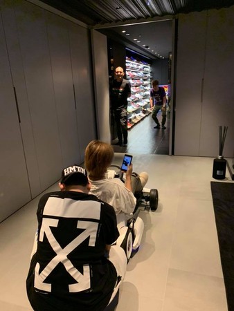 羅志祥豪宅曝光「在客廳開車」有夠狂　好友不小心「拍到天價收藏」比車子還貴