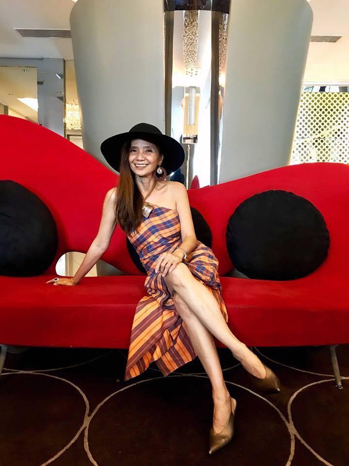 把自己活成少女！55歲媽媽「嚴格自律身上零贅肉」年輕美眉嘆不如　「愛笑不服老」秀長腿太不科學