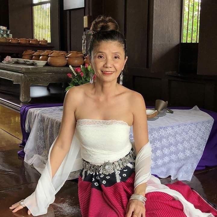 把自己活成少女！55歲媽媽「嚴格自律身上零贅肉」年輕美眉嘆不如　「愛笑不服老」秀長腿太不科學