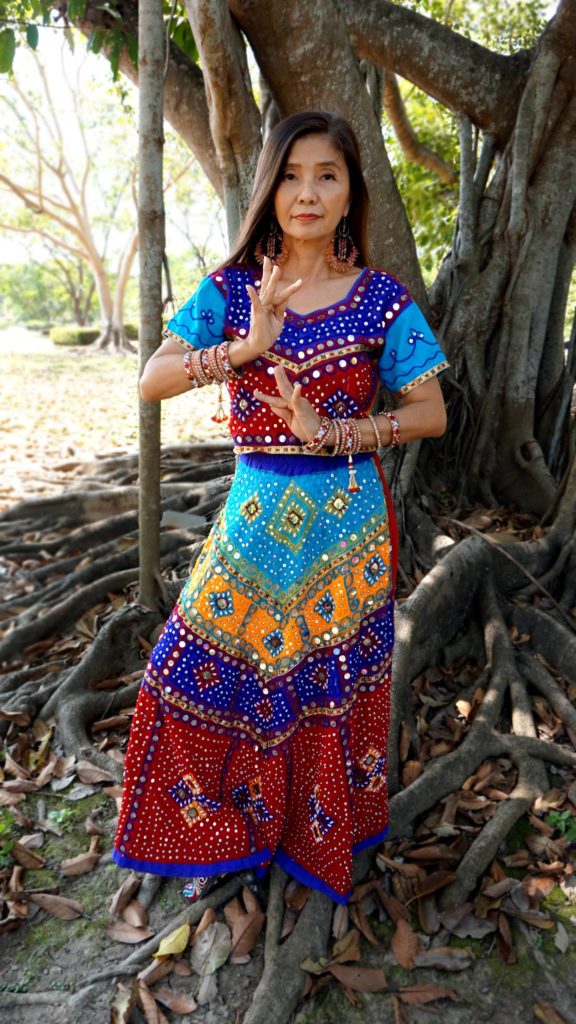 把自己活成少女！55歲媽媽「嚴格自律身上零贅肉」年輕美眉嘆不如　「愛笑不服老」秀長腿太不科學