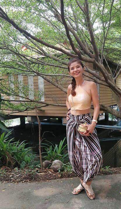 把自己活成少女！55歲媽媽「嚴格自律身上零贅肉」年輕美眉嘆不如　「愛笑不服老」秀長腿太不科學
