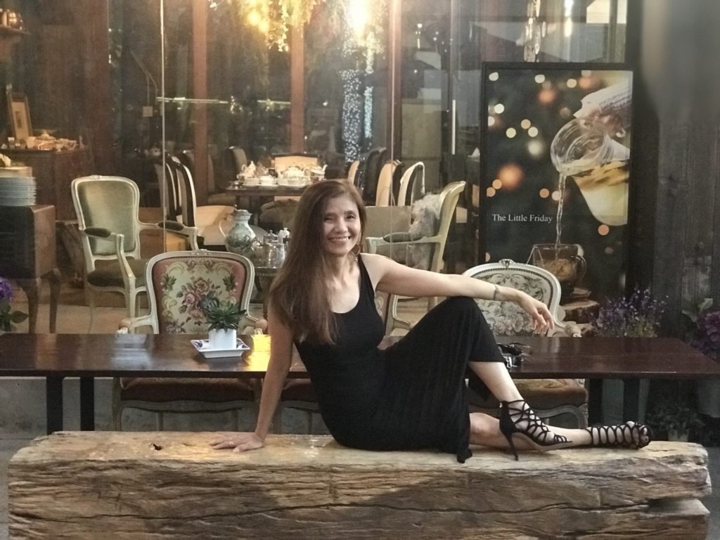 把自己活成少女！55歲媽媽「嚴格自律身上零贅肉」年輕美眉嘆不如　「愛笑不服老」秀長腿太不科學