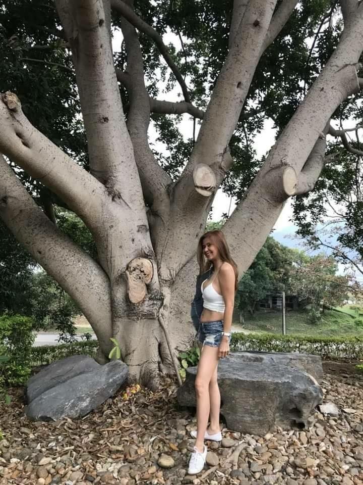 把自己活成少女！55歲媽媽「嚴格自律身上零贅肉」年輕美眉嘆不如　「愛笑不服老」秀長腿太不科學