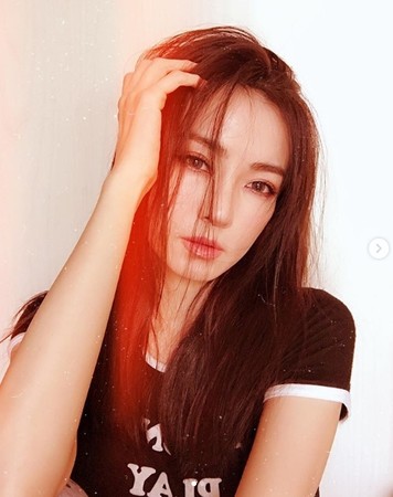 再進化！謝金燕短髮「脖上掛滿金鏈」帥氣現身　回家媽媽都認不出笑說：這還不是最浮誇