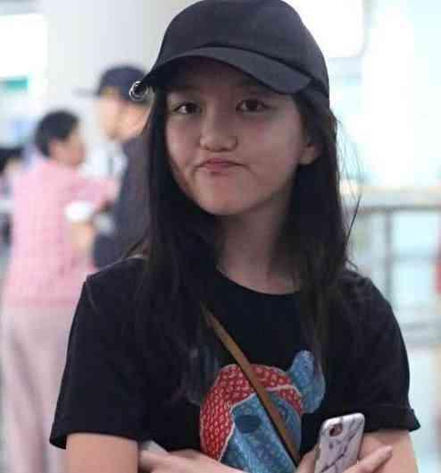  李嫣經過3次手術後，嘴唇恢復，李亞鵬開心分享李嫣最新正面照！