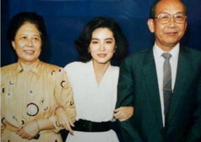 林青霞失散36年的姐姐 ！樂當「樸素退休教師」不怪父親不羨明星妹：平靜的生活很好