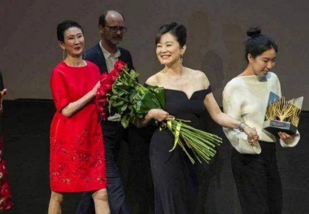 林青霞失散36年的姐姐 ！樂當「樸素退休教師」不怪父親不羨明星妹：平靜的生活很好