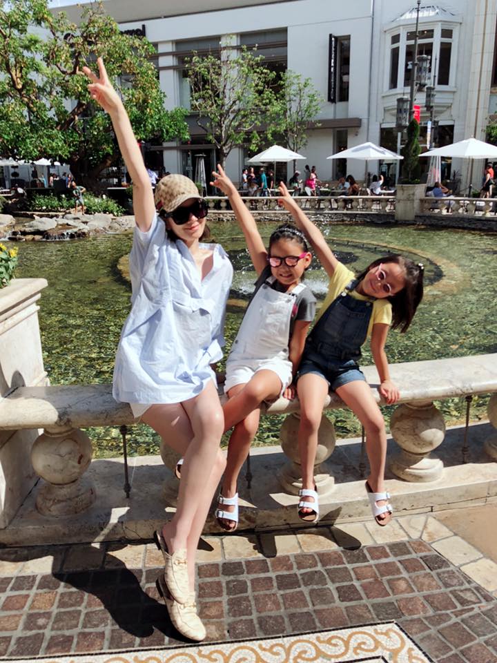 從沒讓女兒碰3C!Melody得知「小女兒重度近視」自責不已 戴上眼鏡「原來媽媽只有一個」讓她無法忘懷