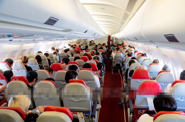 為什麼飛機上不能用手機? 原來是有原因的… 連開「飛行模式」都很危險！