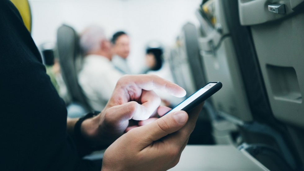 為什麼飛機上不能用手機? 原來是有原因的… 連開「飛行模式」都很危險！