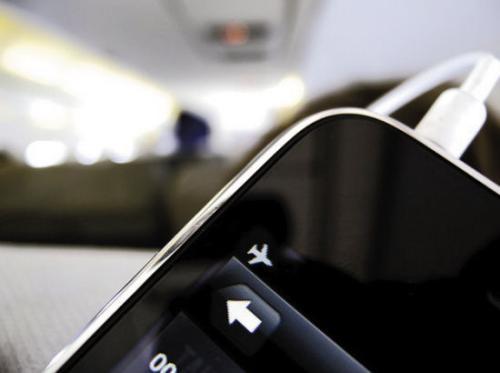 為什麼飛機上不能用手機? 原來是有原因的… 連開「飛行模式」都很危險！