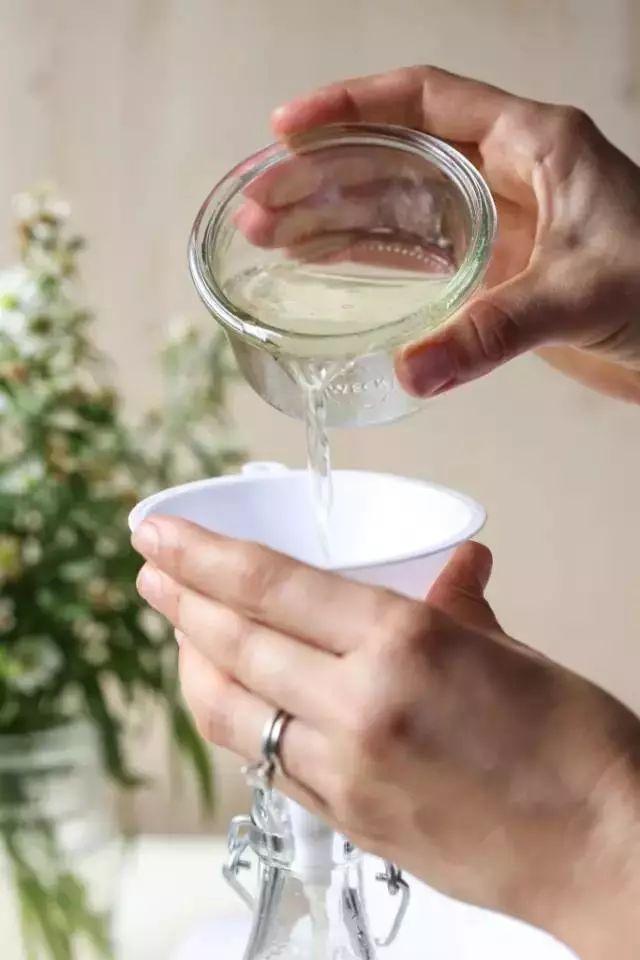 還在用手洗衣服？教你只用一個「塑膠瓶」就讓衣服潔白如新！