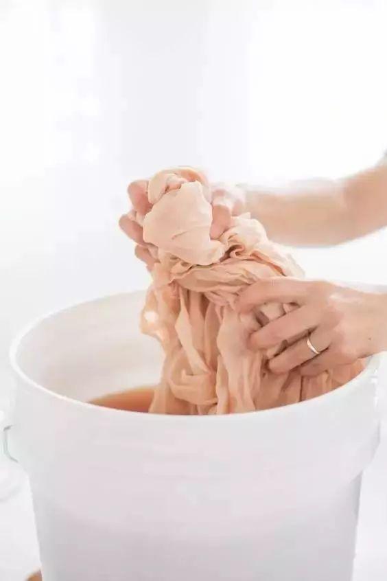 還在用手洗衣服？教你只用一個「塑膠瓶」就讓衣服潔白如新！