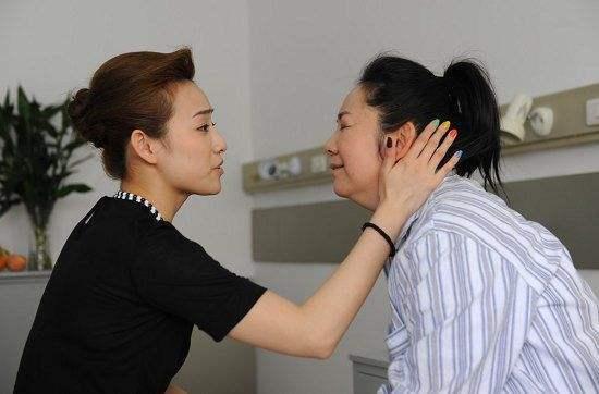 60歲生日時女兒送我一個手鐲!她「電話中的回應」卻讓我心裡發寒