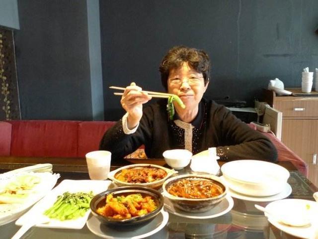 60歲生日時女兒送我一個手鐲!她「電話中的回應」卻讓我心裡發寒