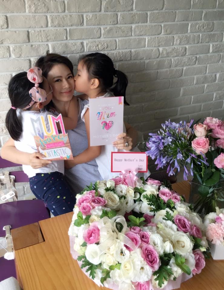 從沒讓女兒碰3C!Melody得知「小女兒重度近視」自責不已 戴上眼鏡「原來媽媽只有一個」讓她無法忘懷