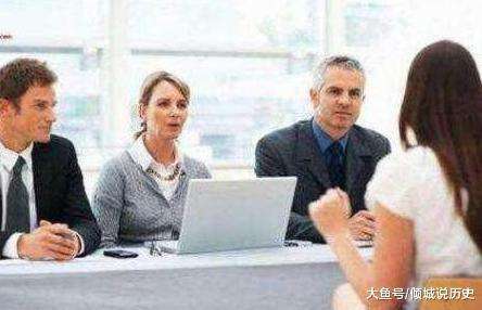 女面試官: 我來大姨媽 你能幫我接杯熱水嗎?男子「機智應答」被當場錄用