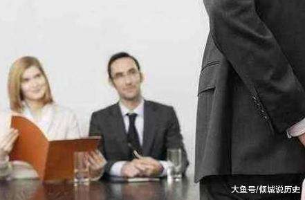 女面試官: 我來大姨媽 你能幫我接杯熱水嗎?男子「機智應答」被當場錄用