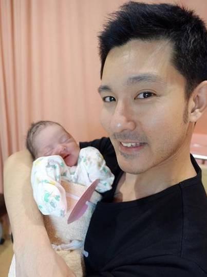 三個女人永遠第一！從小與母親相依為命「為妻子當家庭煮夫」   如今成為女兒奴：一舉一動比王子還王子