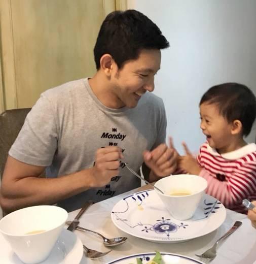 三個女人永遠第一！從小與母親相依為命「為妻子當家庭煮夫」   如今成為女兒奴：一舉一動比王子還王子
